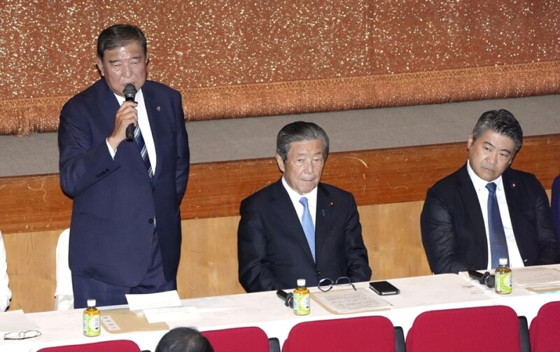 日本執政黨自民黨2日召開眾參兩院議員大會，首相、自民黨總裁石破茂（左）發表談話。（共同社）