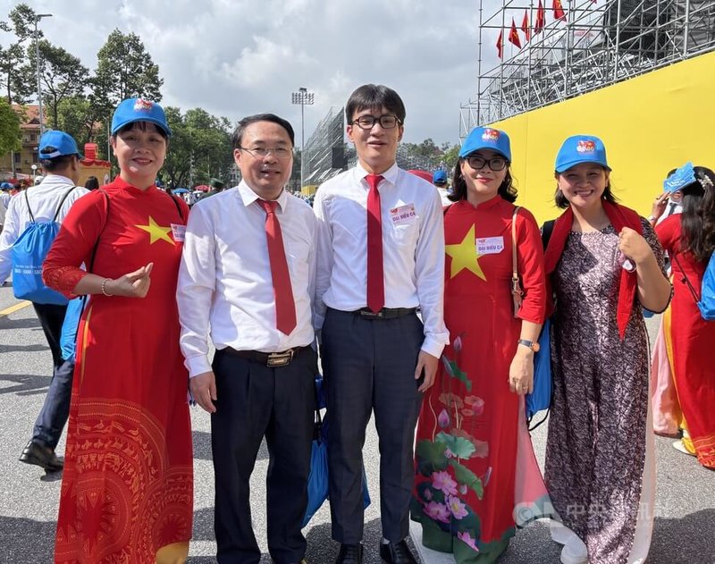 9月2日國慶80週年典禮後,學子Lucas(中)受訪時指出,越南擁有豐富的歷史,對抗世界不同強權,要讓這天永存於歷史。他也向記者表示感謝來自台灣的支持,希望台灣人有機會到越南玩。中央社記者曾婷瑄河內攝 114年9月2日