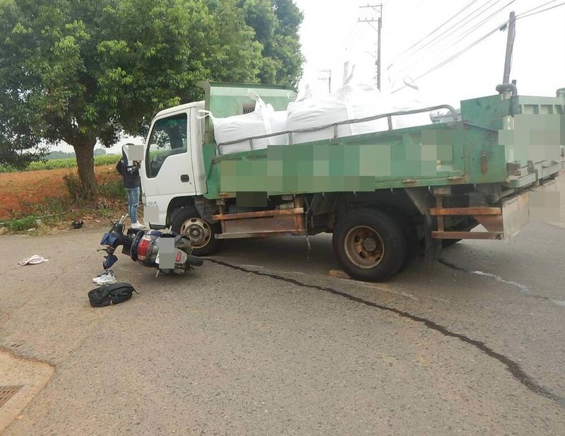 台中市大雅區通山路2日發生大貨車與機車碰撞事故,騎乘機車的李姓男子當場無呼吸心跳,經搶救仍不治,後座蘇姓女子恢復意識治療中。(民眾提供)中央社記者趙麗妍傳真 114年9月2日