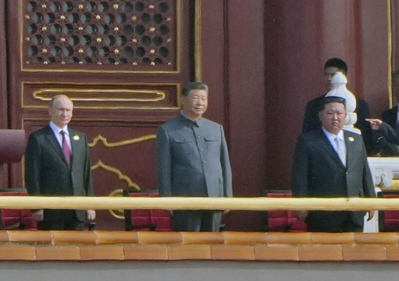 中共3日舉行九三閱兵,中共中央總書記習近平、俄羅斯總統蒲亭、北韓領導人金正恩共同登上天安門城樓。(共同社)