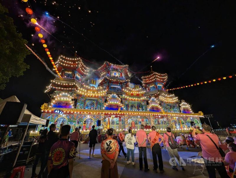 2025鷄籠中元祭3日晚間在基隆市主普壇舉行「開燈放彩」儀式,絢爛燈飾妝點主普壇,搭配高空煙火照亮基隆夜空,成為在地最亮眼地標。中央社記者王朝鈺攝 114年9月3日