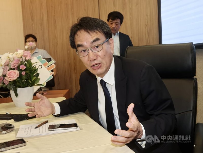 數發部3日上午舉行媒體茶敘,新任部長林宜敬(前)表示,數發部將在前部長黃彥男所打下的基礎上,繼續以AI產業、資安韌性、打詐作為施政重點,同時加強數位政府方面的建設。中央社記者張皓安攝 114年9月3日