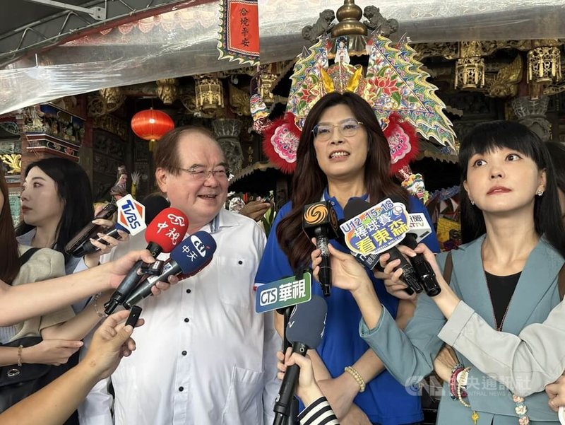 國民黨主席10月改選,有意參選的前立委鄭麗文3日到新北市的先嗇宮拜會李乾龍,鄭麗文表示,特別來求教李乾龍,希望在這場主席選舉,成為她最大的助力。中央社記者劉冠廷攝 114年9月3日