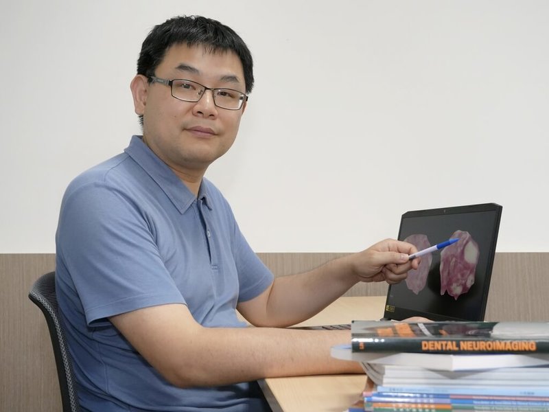 陽明交通大學團隊研究發現,咀嚼與吞嚥這兩項動作都與腦神經有關,圖為執行研究的陽明交大牙醫系教授林嘉澍。(陽明交大提供)中央社記者許秩維傳真 114年9月3日
