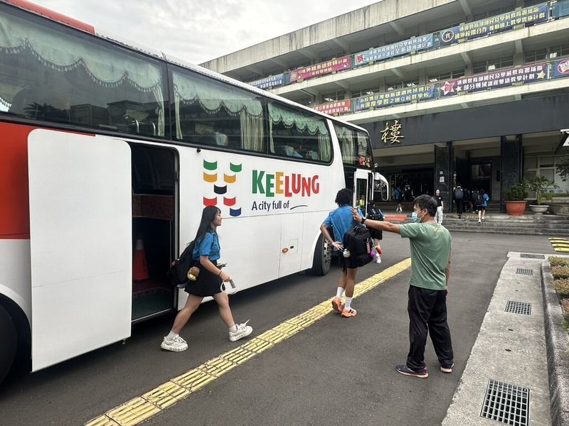基隆市公車處9月1日起,調整1班次上午7時自國家新城發車到七堵車站的R82路線公車,新增「基隆高中站」,將安樂區的學子送進基中校園,將持續觀察成效並滾動式調整。(基隆高中提供)中央社記者王朝鈺傳真 114年9月3日