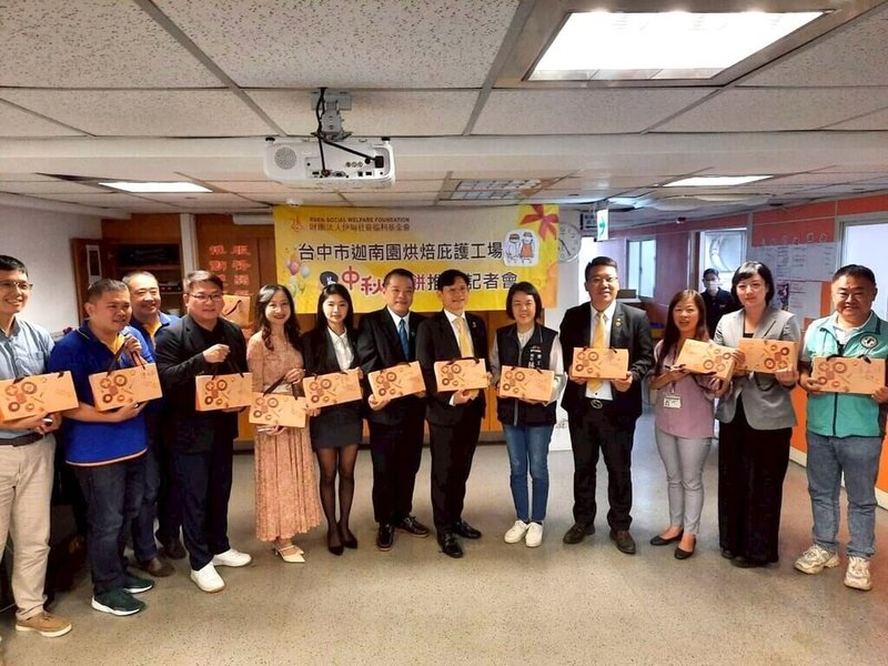伊甸基金會台中市迦南園烘焙庇護工場3日舉辦中秋月餅推廣活動,勞工局長林淑媛(前右5)及熱心公益企業也到場,共同號召更多人加入訂購行列。(伊甸基金會提供)中央社記者郝雪卿傳真 114年9月3日