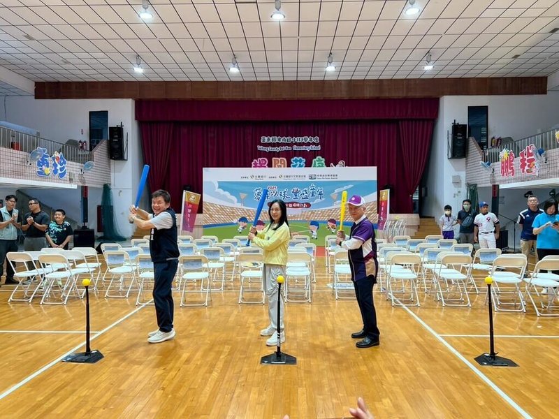 兆豐銀行「夢寐以球、豐盛童年」公益活動3日在台東市卑南國小舉辦台東場捐贈儀式,董事長董瑞斌(中右)、民進黨立委莊瑞雄(中左)、陳瑩(中)到場參與,共同見證基層棒球發展的新契機。(陳瑩服務處提供)中央社記者盧太城台東傳真 114年9月3日