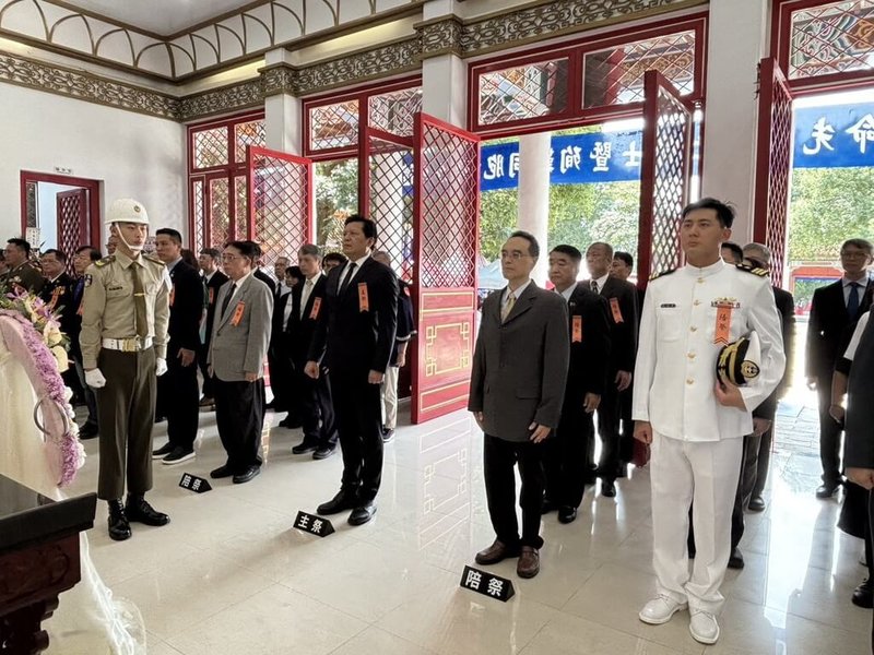 新北市忠烈祠3日上午舉辦秋祭典禮,由新北市副市長朱惕之(前右3)擔任主祭官,帶領眾人向軍警消烈士致意。(新北市民政局提供)中央社記者曹亞沿傳真 114年9月3日