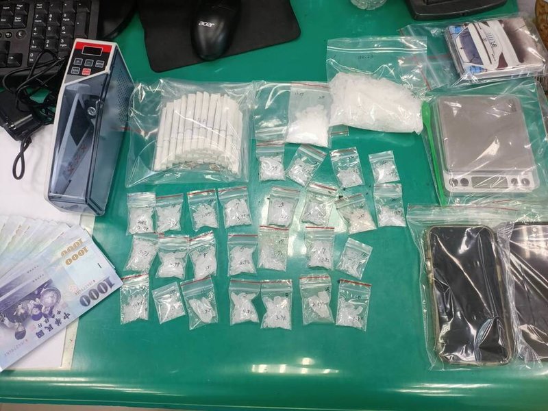 澎湖縣警局刑大偵二隊經長期跟監蒐證，3日發現吳姓男子販賣毒品安非他命及愷他命，警方待時機成熟執行搜索，當場查獲安非他命、愷他命，另查扣K煙、吸食器、電子秤、夾鏈袋、點鈔機及手機等相關贓證物。（澎湖縣警局提供）中央社  114年9月3日