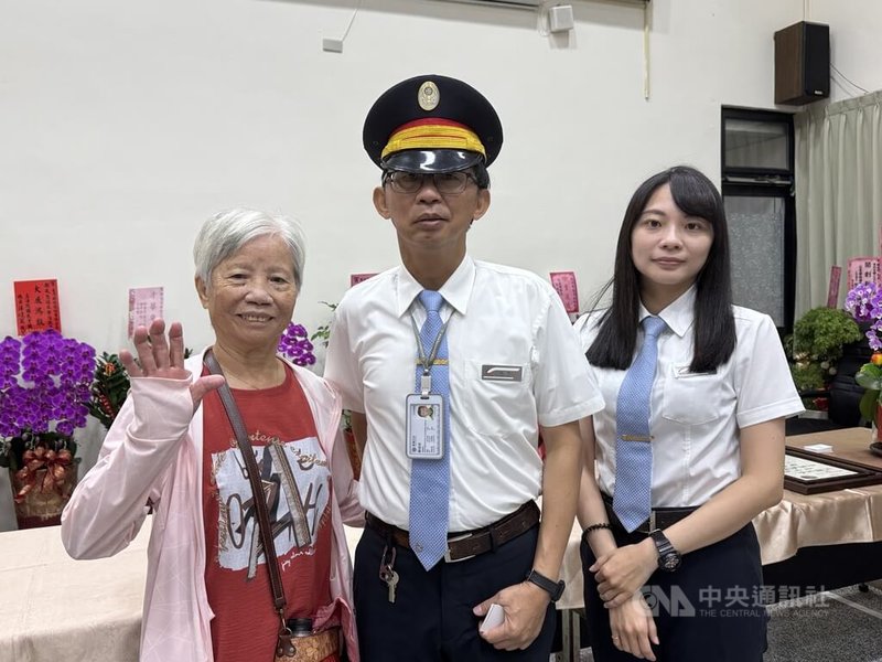 台鐵花蓮站新任站長鄭成忠(中)3日上任,女兒鄭妤涓(右)也在花蓮站擔任副站長,父女共同為家鄉服務。鄭成忠的母親(左)出席交接典禮。中央社記者張祈攝 114年9月3日