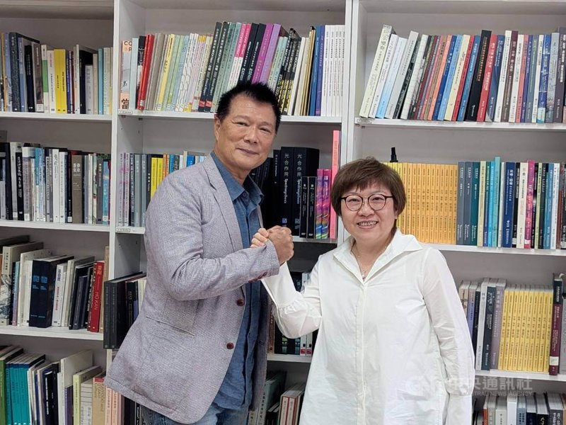 台北當代藝術館長駱麗真(右)預計9月中下旬接任台北市立美術館長,3日與台北市文化局長蔡詩萍(左)會晤,雙方分享對北美館未來規畫。中央社記者王寶兒攝 114年9月3日