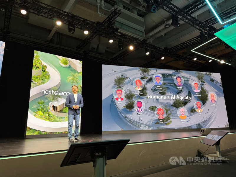 電腦品牌廠宏碁3日在德國柏林IFA消費電子展前發表多項新產品,董事長暨執行長陳俊聖表示,宏碁的人工智慧代理(AI Agent)協助客戶製造部門改善品質控制流程,平均驗證時間從15分鐘縮短到15秒。中央社記者吳家豪柏林攝 114年9月3日