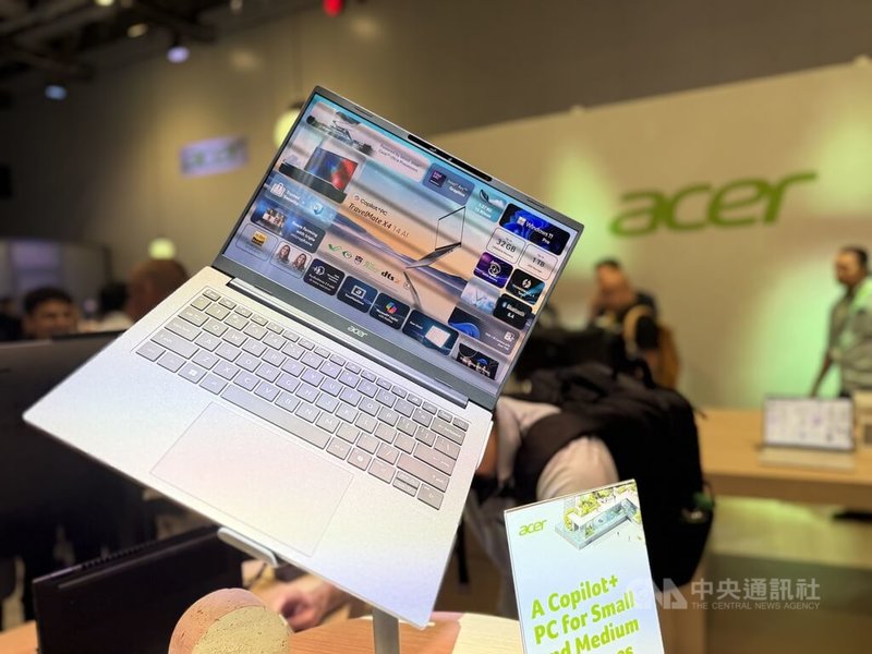 電腦品牌廠宏碁3日在德國柏林IFA消費電子展前發表多項新產品,圖為TravelMate X4 14 AI商務筆記型電腦,搭載Intel Core Ultra系列處理器,提供115 TOPS(每秒1兆次運算)的整體運算效能,主打中小企業市場。中央社記者吳家豪柏林攝 114年9月3日