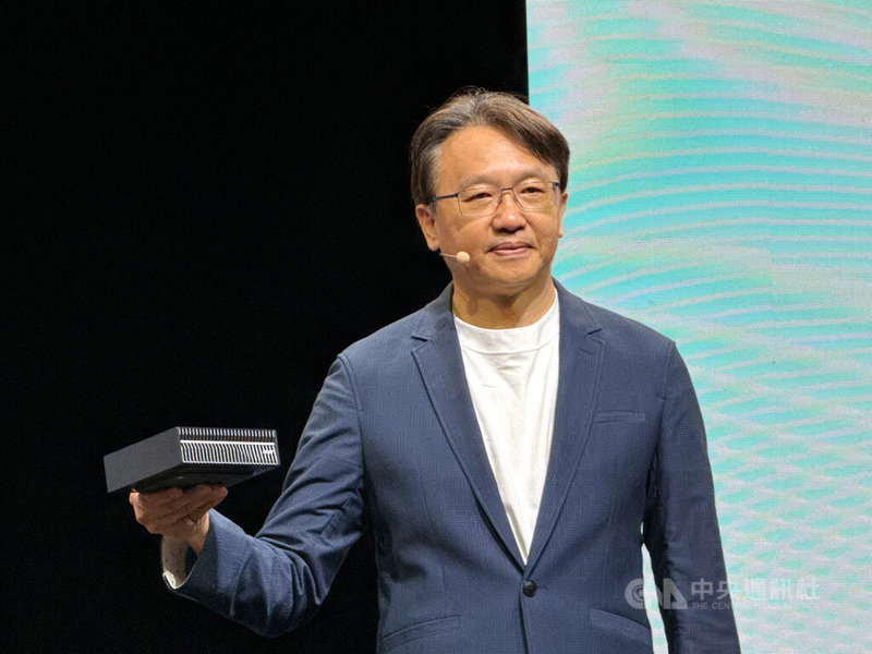 宏碁董事長暨執行長陳俊聖3日在德國柏林IFA消費電子展前發表Veriton GN100 AI迷你工作站,搭載輝達(NVIDIA)GB10 Grace Blackwell超級晶片,專為本地端運行大型人工智慧(AI)模型而設計。中央社記者吳家豪柏林攝 114年9月3日