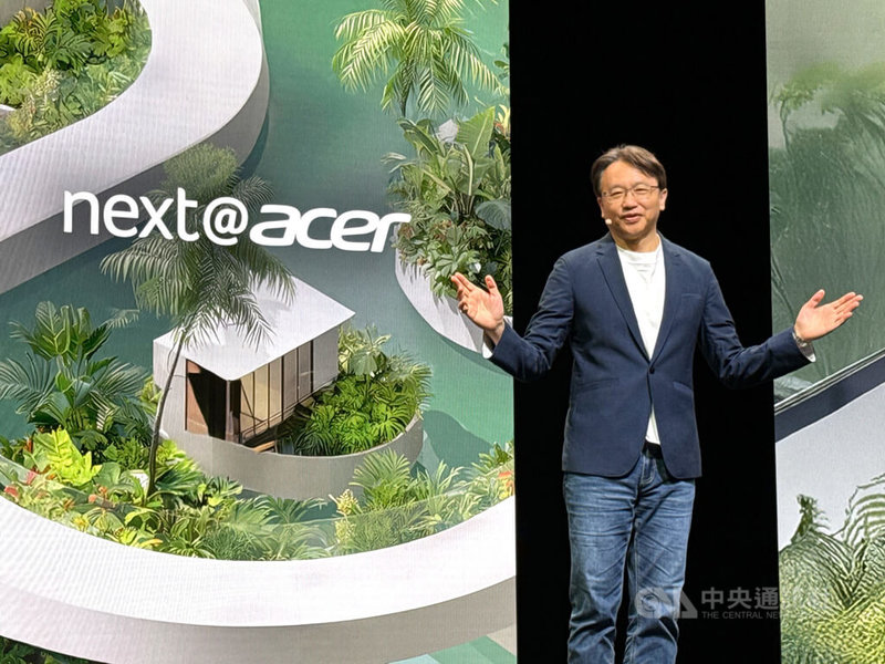 電腦品牌廠宏碁3日在德國柏林IFA消費電子展前發表多項新產品,董事長暨執行長陳俊聖表示,宏碁推出功能強大的人工智慧(AI)硬體和軟體,一切都以人為本。中央社記者吳家豪柏林攝 114年9月3日