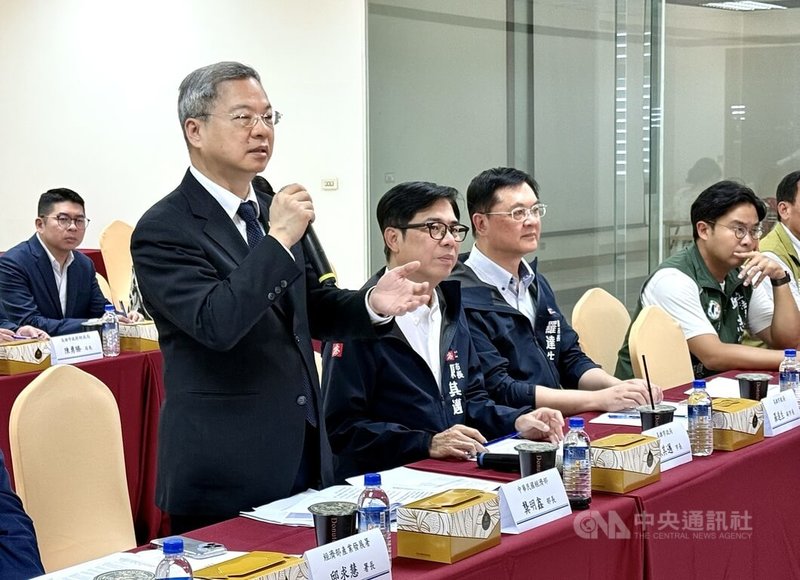 經濟部長龔明鑫(前左)3日在高雄市長陳其邁(前左2)等人陪同下,在岡山區出席扣件業者交流座談會。中央社記者董俊志攝 114年9月3日