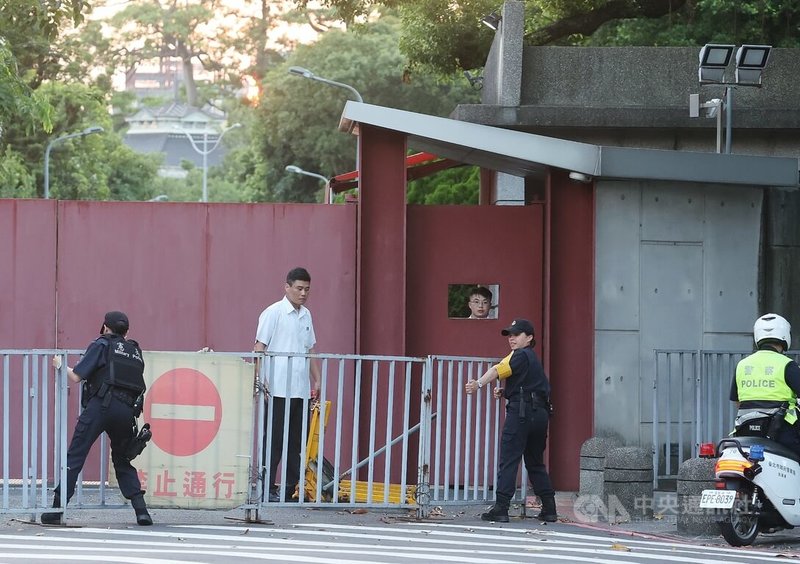總統賴清德3日在官邸宴請民進黨籍立委，憲兵等人員在官邸周邊加強維安。中央社記者郭日曉攝　114年9月3日