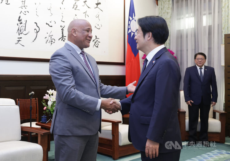 總統賴清德(前右)3日在總統府接見聖露西亞副總理兼觀光、投資、創意產業、文化暨新聞部長希萊爾(Ernest Hilaire,另譯:希瑞爾)(左)訪團等一行,歡迎他再度訪問台灣。中央社記者裴禛攝 114年9月3日