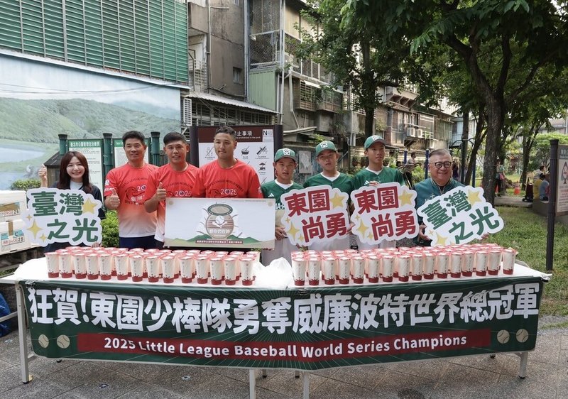台北市東園國小少棒隊在威廉波特世界少棒錦標賽為台灣拿下世界冠軍,民進黨立委吳沛憶(左)3日攜手球員、教練團跟萬華店家一起發送珍奶給民眾共享喜悅。(立委吳沛憶辦公室提供)中央社記者楊淑閔傳真 114年9月3日