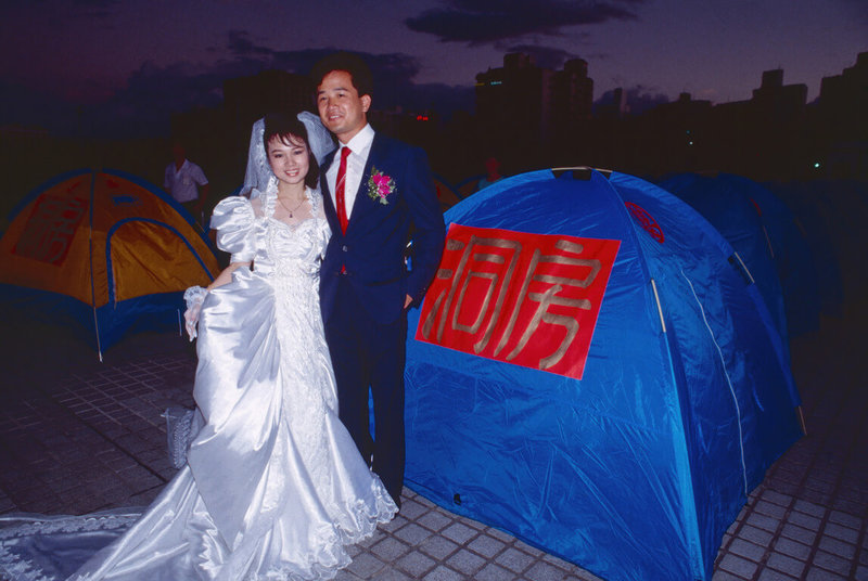 杭大鵬在1989年於中正紀念堂廣場拍攝無殼蝸牛運動,當時社運團體在廣場上以帳篷貼上洞房,諷刺高房價讓年輕人難以成家。(杭大鵬提供)中央社記者王寶兒傳真 114年9月3日