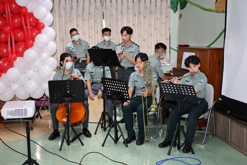 國防部「九三愛93」慶祝軍人節系列活動3日在台北榮總兒童病房溫馨舉行,政戰學院應用藝術系學生組成的樂團,現場演奏經典電影配樂,向努力對抗病魔的「小戰士」傳遞勇氣與祝福。(台北榮總提供)中央社記者曾以寧傳真 114年9月3日