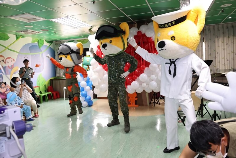 國防部「九三愛93」慶祝軍人節系列活動,3日在台北榮民總醫院92、93兒童病房溫馨舉行,國軍官兵透過互動遊戲,陪伴勇敢對抗病魔的「小戰士」們,並由三軍吉祥物「柴寶」帶來熱鬧歌舞表演。(台北榮總提供)中央社記者曾以寧傳真 114年9月3日