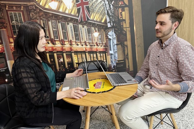弘光科技大學國際溝通英語系助理教授應芳瑜(左)暑假期間與捷克實習生,透過異國文化體驗線上工作坊和國內外學員交流,獲李國鼎科技發展基金會肯定。(弘光科大提供)中央社記者郝雪卿傳真 114年9月3日