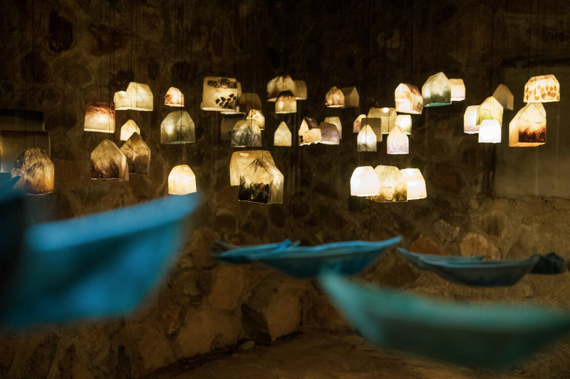 第3屆馬祖國際藝術島5日將登場,東引鄉7個作品當中包含纖維藝術家林美玲新作「微光記憶」,應用羊毛氈、濕氈技法,重現記憶中軍管時期的夜晚微光。(馬祖國際藝術島提供)中央社記者潘欣彤傳真 114年9月3日