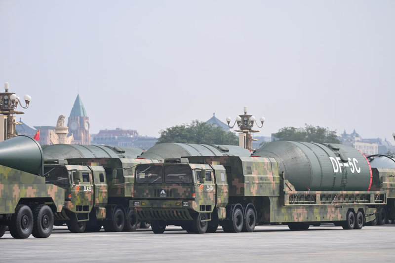 中共九三閱兵壓軸的是首度亮相的東風5C(DF-5C)洲際彈道飛彈,宣稱「打擊範圍覆蓋全球」,龐大的彈體須由3輛大卡車分別載運。(中新社提供)中央社 114年9月3日