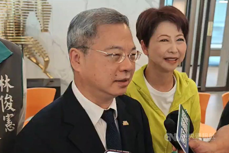 美國政府將撤銷台積電南京廠豁免,經濟部長龔明鑫(左)3日在台南表示,南京廠占台積電整體產能約3%,評估對國家半導體產業競爭力影響有限。中央社記者楊思瑞攝 114年9月3日