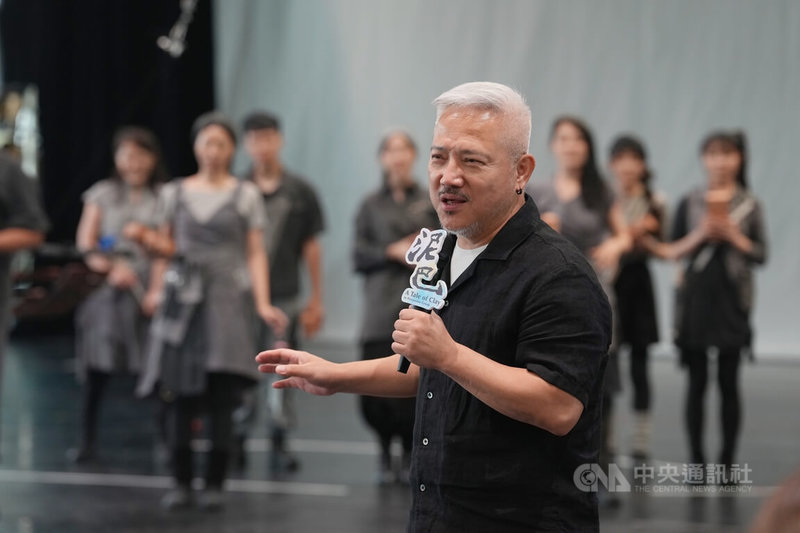 歷經疫情與火災淬鍊,朱宗慶打擊樂團擊樂劇場「泥巴」改版推出,導演李小平3日在台北試演場分享改編後的內容。中央社記者徐肇昌攝 114年9月3日