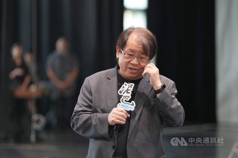 朱宗慶打擊樂團第3度搬演擊樂劇場「泥巴」,主題聚焦在「火」與「光」的意象,藝術總監朱宗慶(前)3日在台北試演場分享感恩的心情。中央社記者徐肇昌攝 114年9月3日