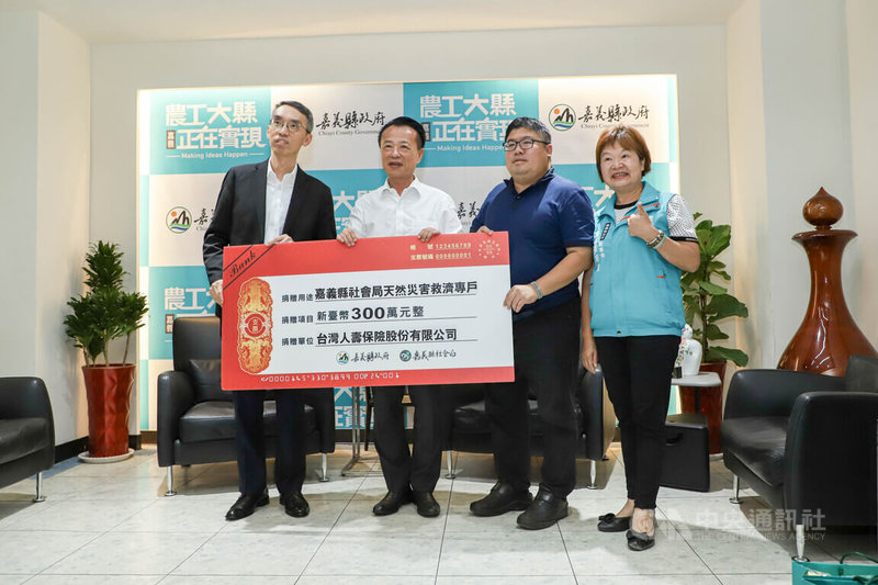 颱風丹娜絲與0728西南氣流豪雨造成嘉義縣多處災損,中信金控投資長暨台灣人壽金融投資總處總處長謝壯堃(左1)3日在民進黨立委蔡易餘(右2)陪同下,拜會嘉義縣長翁章梁(左2),捐贈新台幣300萬支援災後重建。中央社記者蔡智明攝 114年9月3日