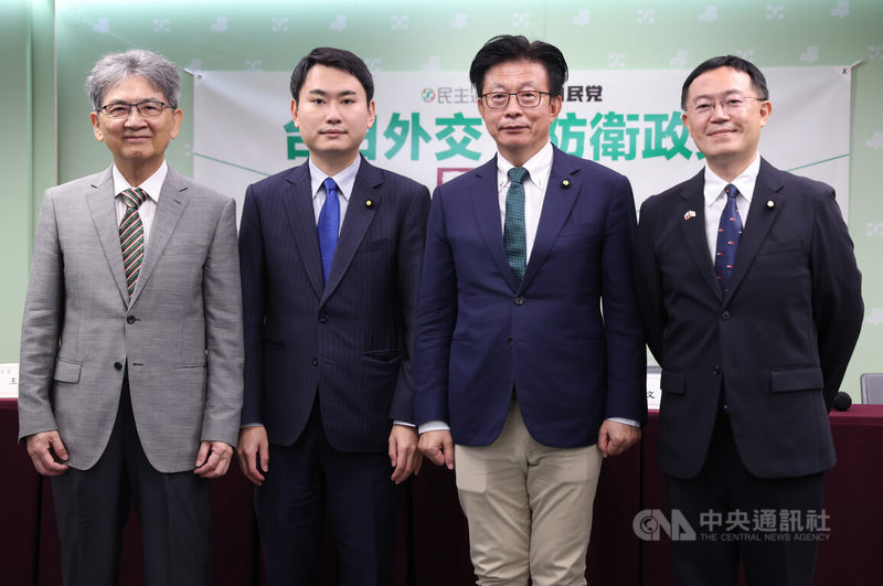 台灣執政黨民主進步黨與日本執政黨自由民主黨的「2加2會談」3日在台北登場。會後民進黨立委郭國文(右2)、陳冠廷(左2)、王正旭(左1)與李坤城(右1)出席會後記者會向媒體說明。中央社記者張新偉攝 114年9月3日