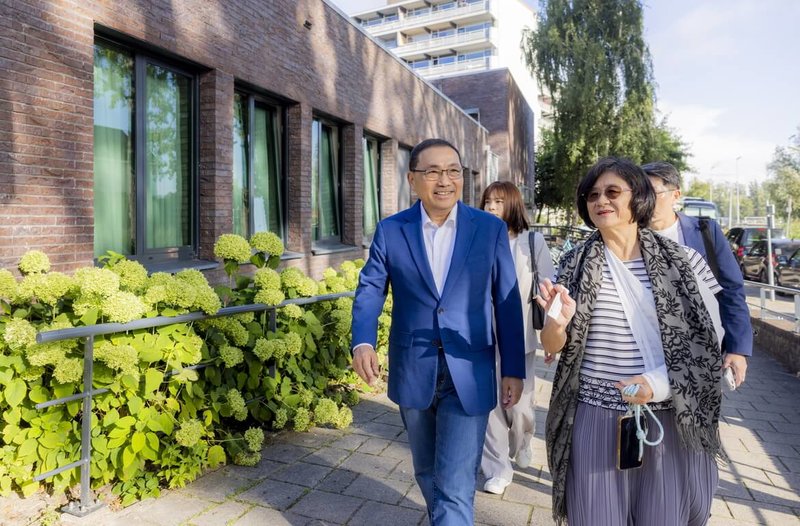 新北市長侯友宜(前左)率衛生局長陳潤秋(前右)等團隊,於荷蘭當地時間2日前往阿姆斯特丹失智照護社區霍格威村參訪,借鏡國外長照經驗。(新北市府新聞局提供)中央社記者黃旭昇新北市傳真 114年9月3日