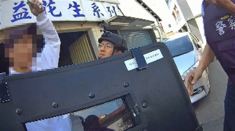 周姓男子在彰化縣某平房內私造槍枝、子彈及爆裂物遭警方圍捕。圖為民國113年2月周男手持遙控器威脅引爆爆裂物與警方對峙。(警方提供)