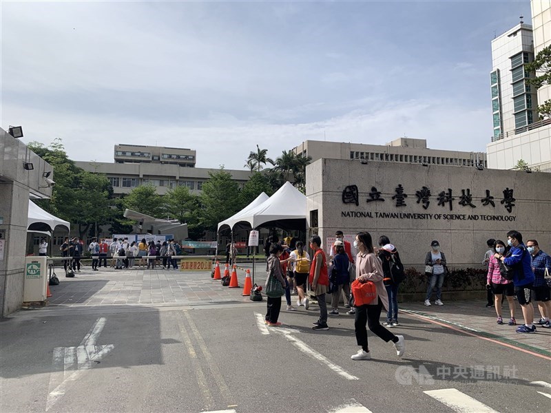 教育部推動「新五專」,首年招生偏冷,以台科大為例,專班原預計招收60人,只招到21人。圖為台科大校門。(中央社檔案照片)