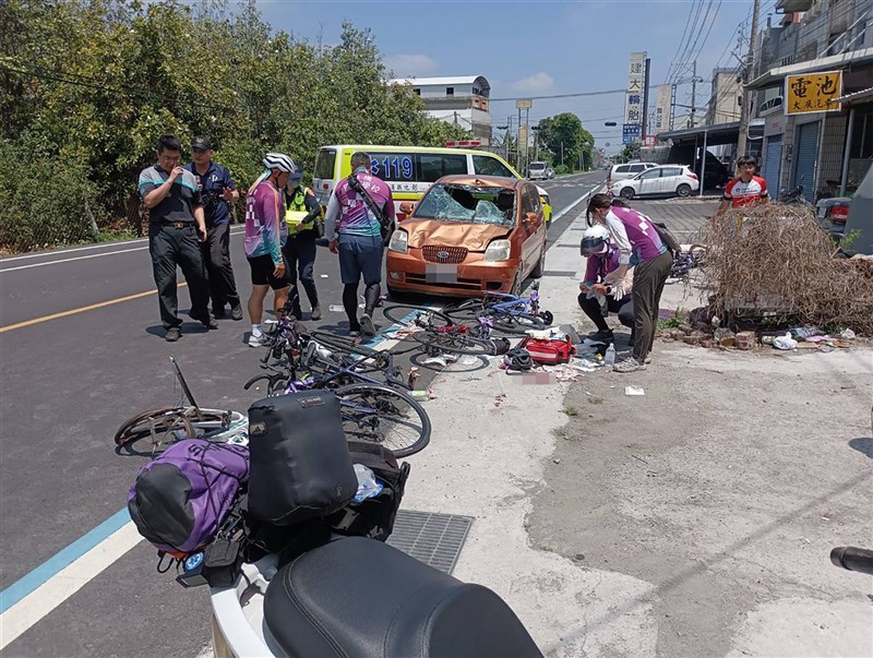 康橋國際學校秀岡校區學生騎單車環台,4月22日上午行經彰化縣埤頭鄉彰水路三段,遭蕭姓男子毒駕逆向衝撞,造成7名學生受傷送醫。(民眾提供)