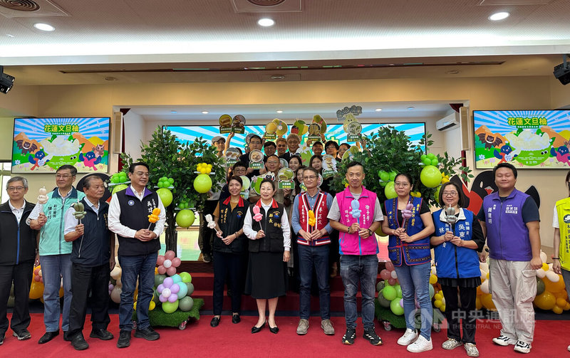 花蓮縣政府3日舉行記者會,宣告2025文旦柚節開跑,今年首度與全聯合作,在超過1200家門市上架嚴選花蓮文旦柚,縣長徐榛蔚(前右6)呼籲民眾多購買、品嚐好滋味。中央社記者李先鳳攝 114年9月3日