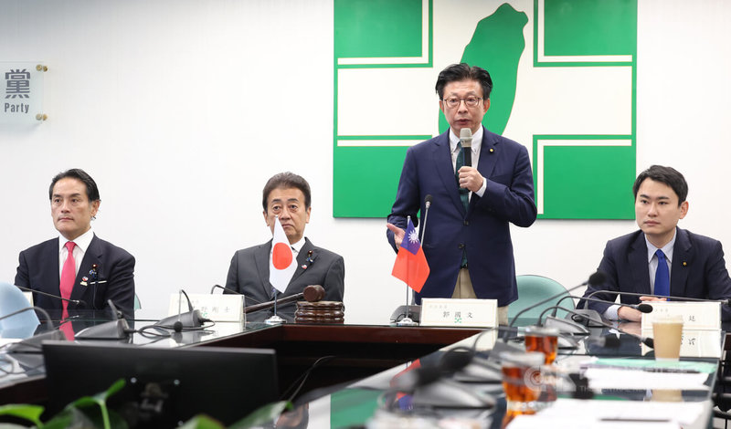 民進黨立委郭國文(右2)、陳冠廷(右1)與自民黨外交部會會長星野剛士(左2)及國防部會長岩田和親(左1)等人出席與會。圖為郭國文致詞。中央社記者張新偉攝 114年9月3日