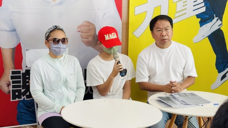 台中2國中生2年前在豐原區,遭酒醉張姓男子無故毆打受傷,法院判決張男應賠償其中1名被害人;家屬3日透過民進黨市議員謝志忠(右)出面指控,張男事後沒有道歉與賠償,態度消極。(謝志忠辦公室提供)中央社記者蘇木春傳真 114年9月3日