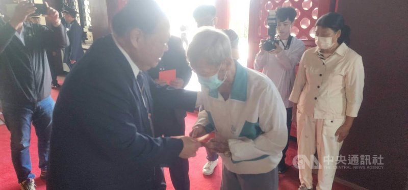 澎湖縣各界秋祭先烈陣亡將士典禮3日分別在馬公忠烈祠與湖西忠靈祠舉行,縣長陳光復(前左)出席並致贈遺族家屬慰問金,表關懷之意。中央社 114年9月3日