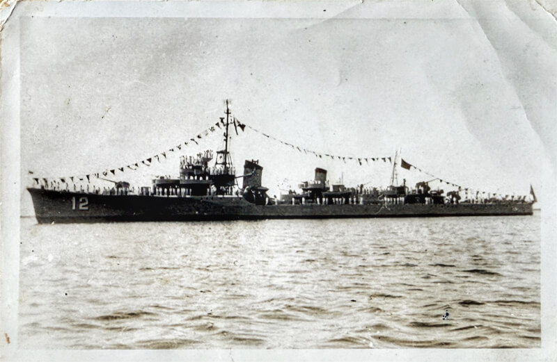 彰化農民黃政行曾在海軍丹陽艦服役,至今仍保存丹陽艦服役時的圖片。(黃政行提供)
