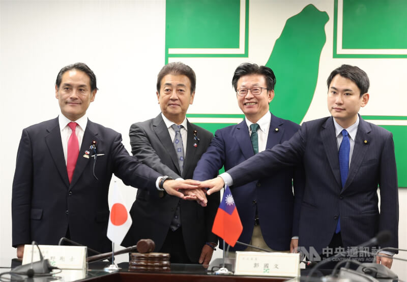 台灣執政黨民進黨與日本執政黨自民黨的國會議員共同參與的「外交國防2加2」會談3日在台北舉行，民進黨立委郭國文（右2）、陳冠廷（右1）與自民黨外交部會會長星野剛士（左2）與國防部會長岩田和親（左1）合影。中央社記者張新偉攝  114年9月3日