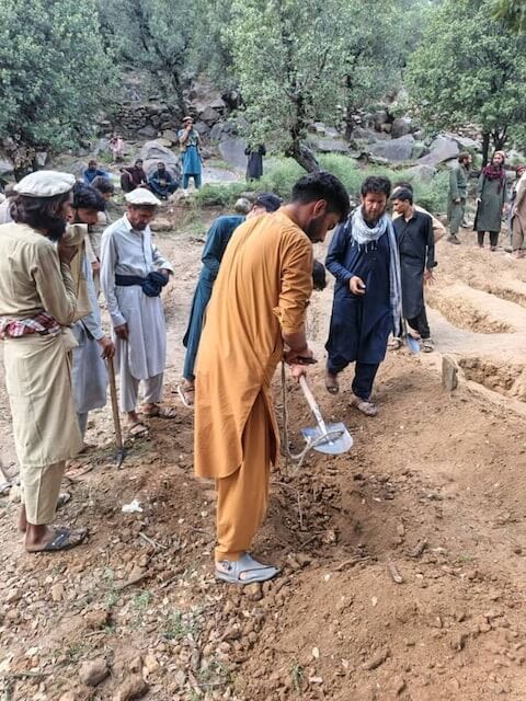 阿富汗男子納斯魯拉汗1日協助埋葬地震罹難者。(Nasrullah Khan/Handout via 路透社)