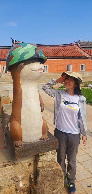 台灣生態紀錄片「戰地阿特War Zone Otter」，接獲「國際野生動物保育影展」入圍通知，將角逐最佳紀錄短片、棲地保育影片、人類與自然影片3大獎。圖為導演白心儀在金門水獺雕像前開心合影。（三立提供）中央社記者洪素津傳真  114年9月3日