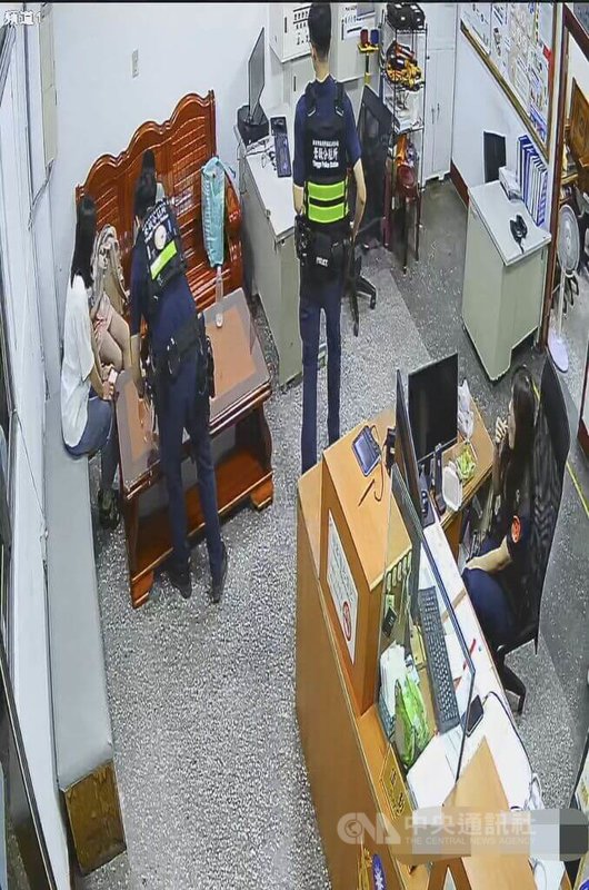 新北市三峽警分局鶯歌分駐所員警,日前發現一對小姊弟已挨餓一天,緊急帶回警局安置,並提供熱食補充體力。(翻攝畫面)中央社記者曹亞沿傳真 114年9月3日