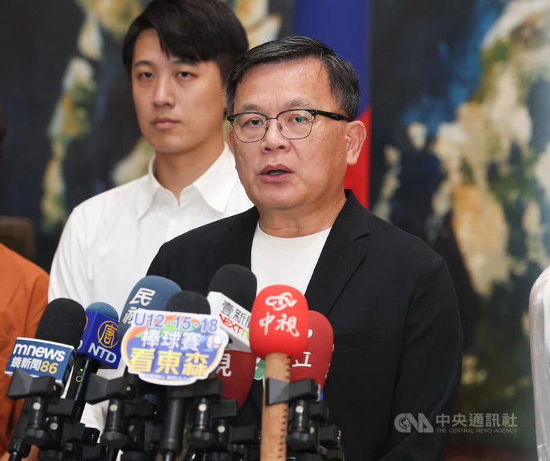 前國民黨主席洪秀柱3日出席中共九三閱兵,國民黨文傳會主委林寬裕(前)於中常會後表示,黨主席朱立倫多次提及,兩岸交流必須遵守既有法律規章,在此原則下,所有個人活動只要不違法,都會予以尊重。中央社記者謝佳璋攝 114年9月3日