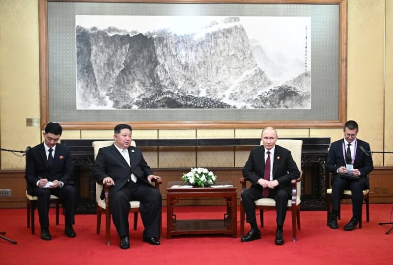 俄羅斯總統蒲亭（右2）與北韓領導人金正恩（左2）3日在北京會晤。（Sputnik/Sergey Bobylev/Pool via 路透社）