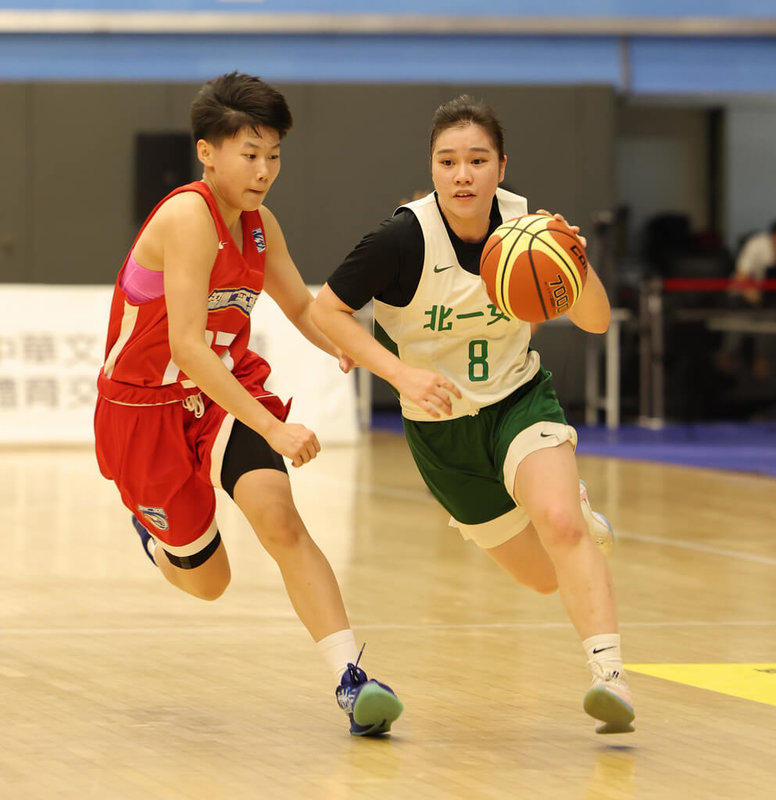 北一女中籃球隊3日在2025登峰造極青年籃球邀請賽4強戰,靠著陳姿宸(右)攻下14分,終場以77比57擊敗深圳第二實中,挺進女子組冠軍戰。(主辦單位提供)中央社記者陳容琛傳真 114年9月3日